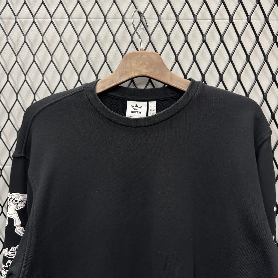 아디다스 X 디즈니 롱 슬리브 사이드 구피 프린팅 디테일 블랙 상품이미지3