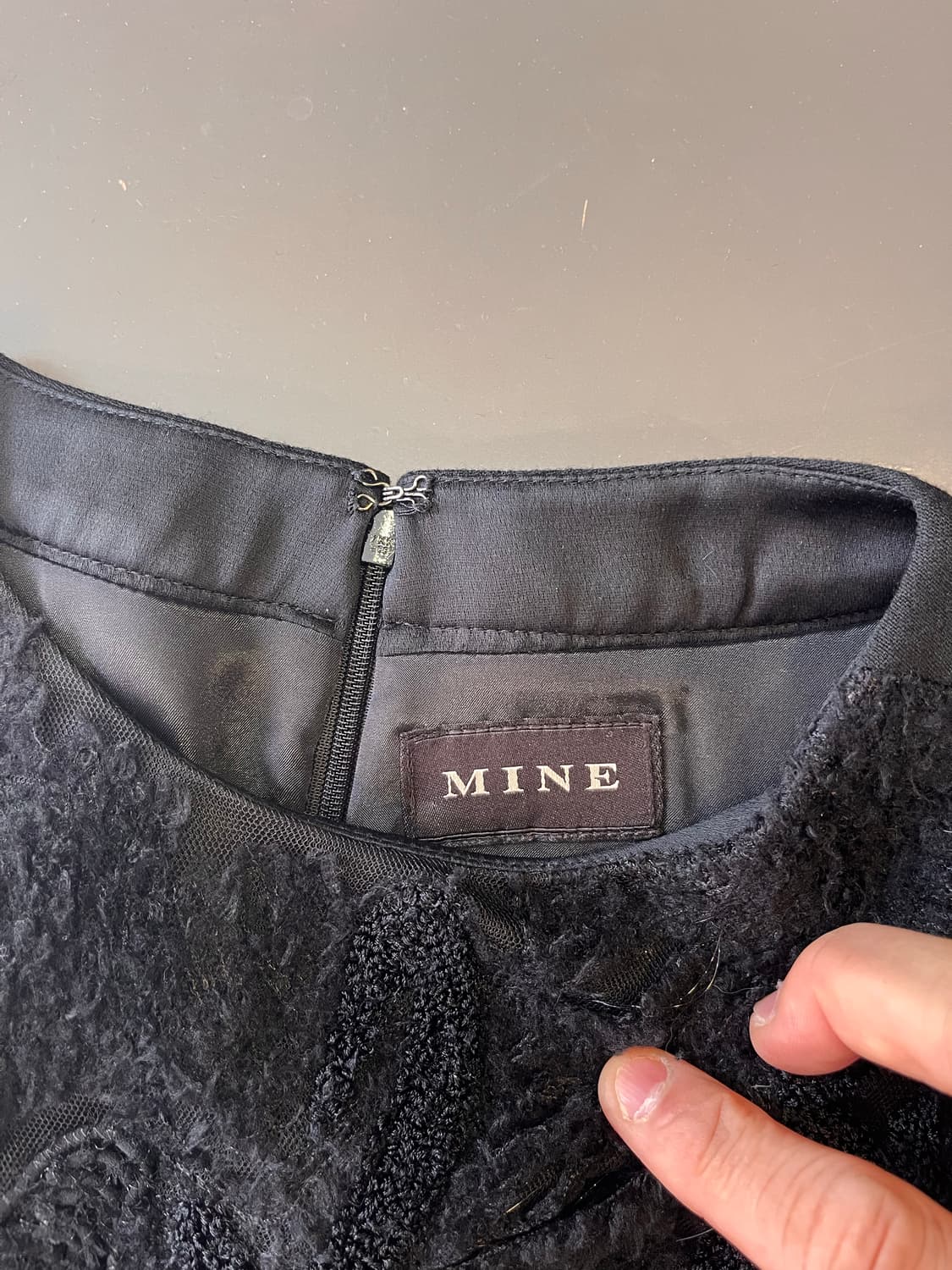 마인 블랙 텍스쳐 슬리브리스 원피스 상품이미지4