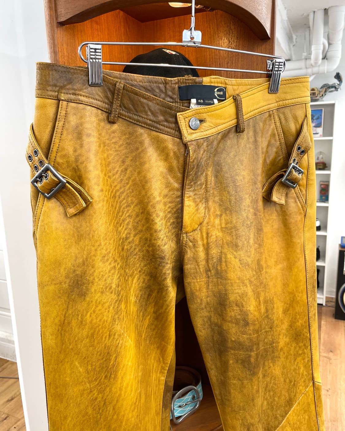 [48] 저스트 카발리 레더 플레어 팬츠 상품이미지5