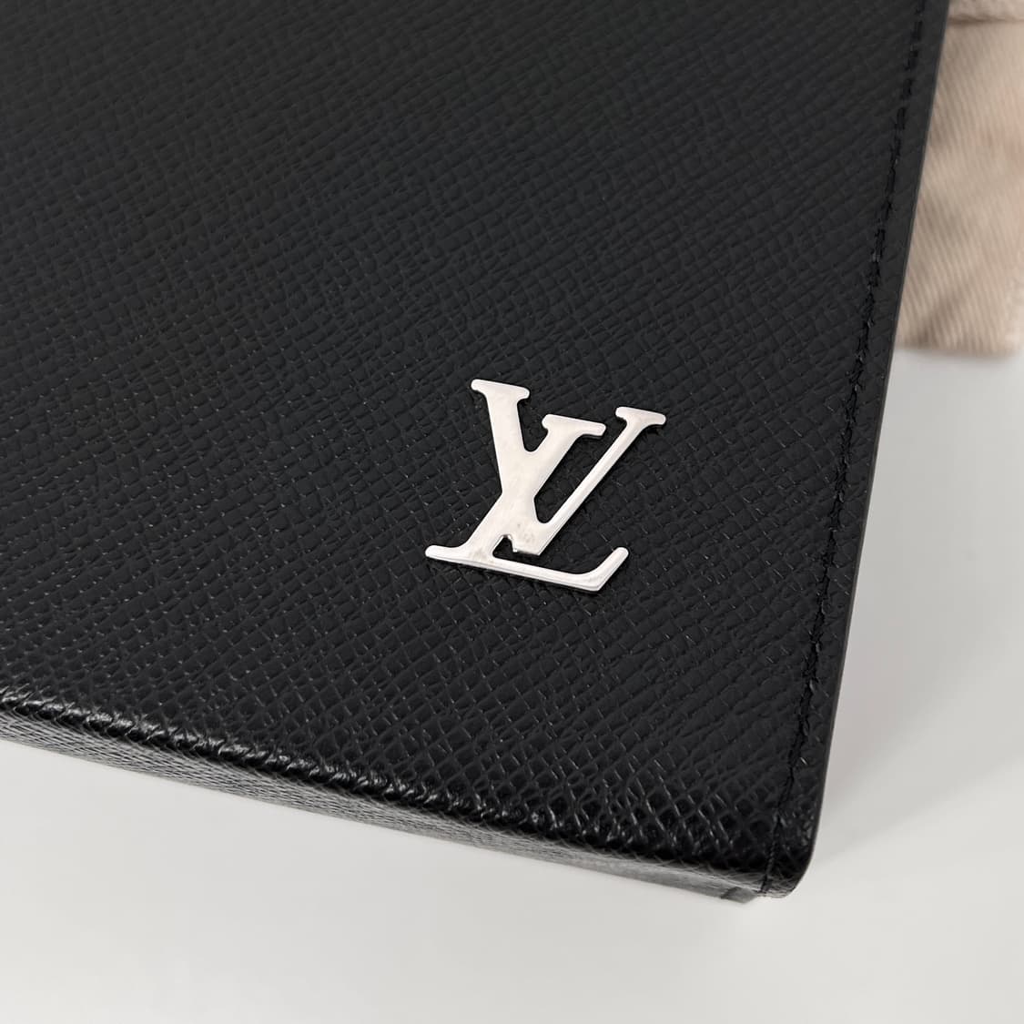 루이비통 LV 타이가 포쉐트 보야주 클러치백 블랙 (M30450) 상품이미지9