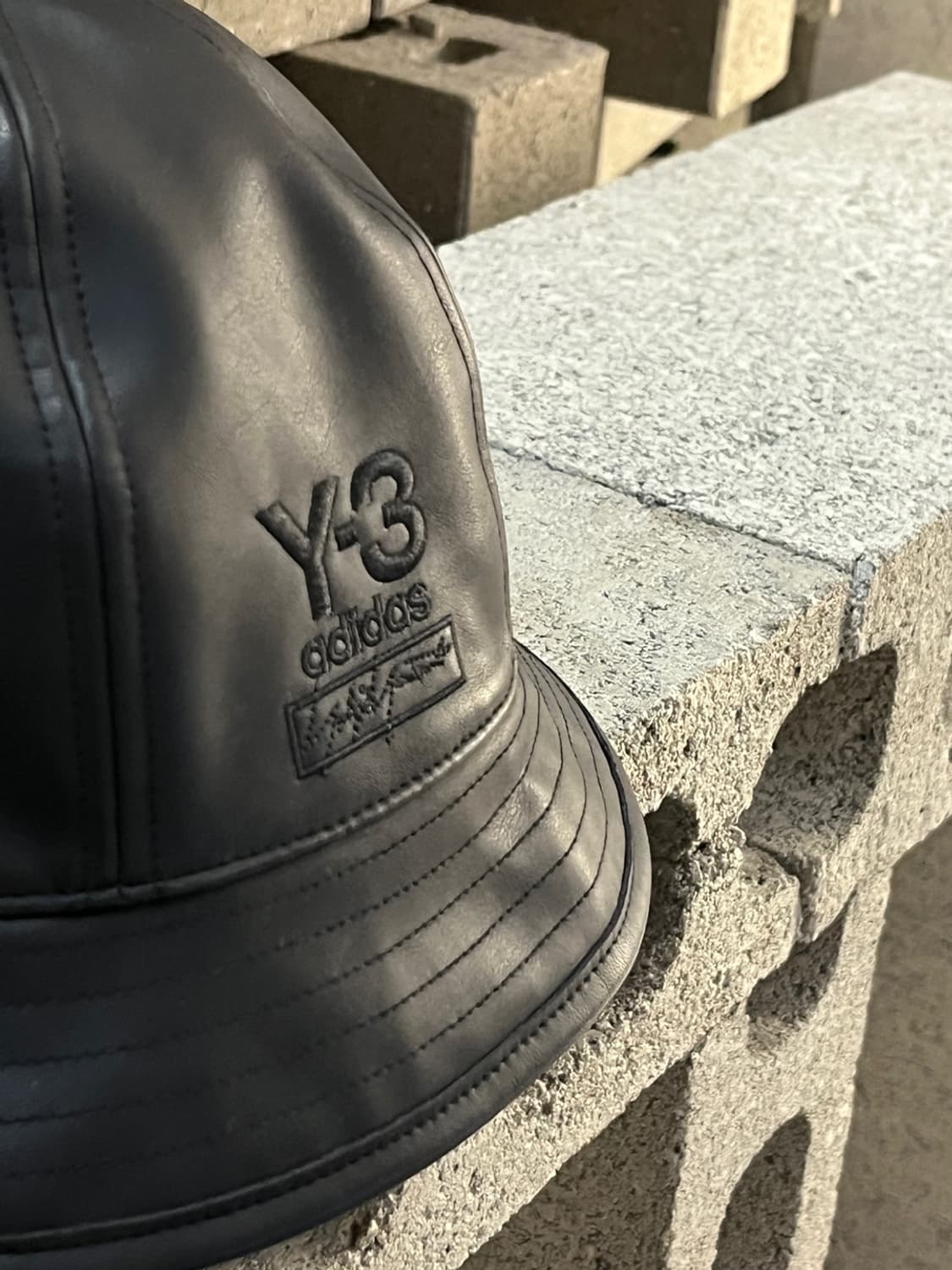 Y-3 리버시블 레더 버킷 햇 상품이미지3