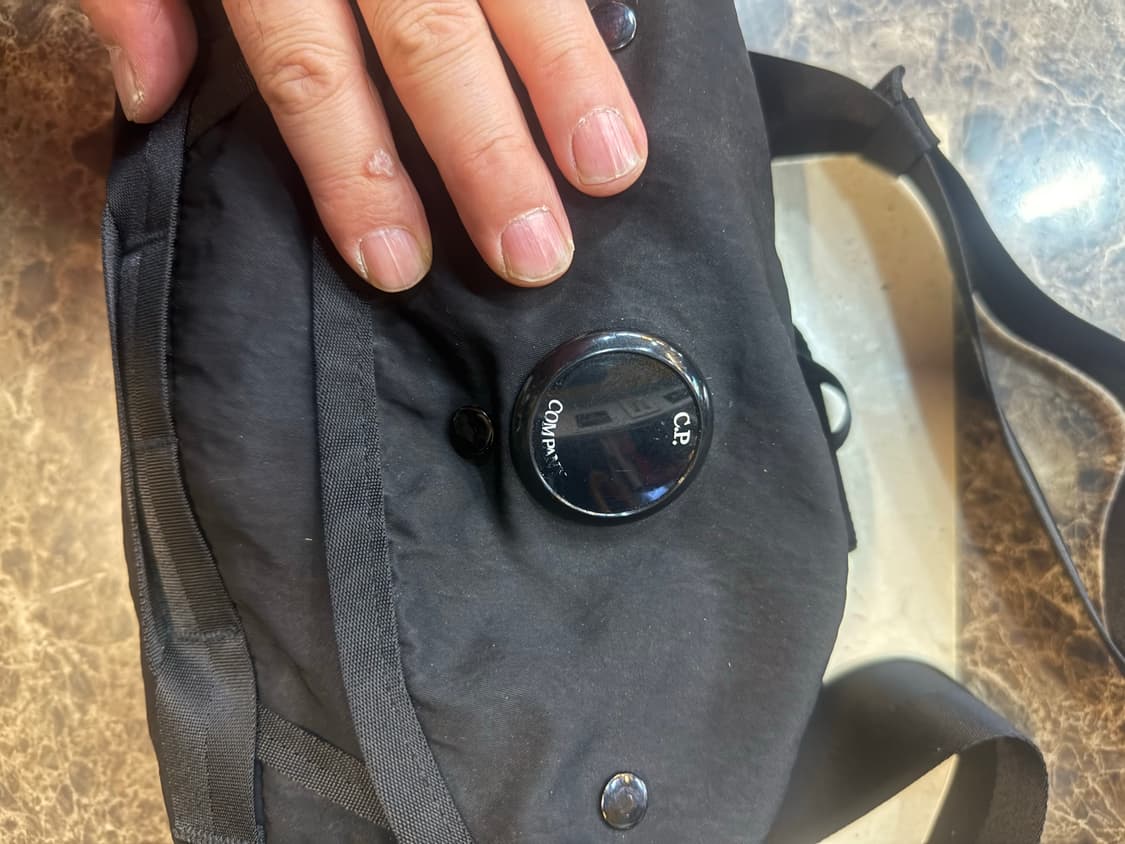 정품 cp컴퍼니 렌즈 크로스백 팝니다 상품이미지2