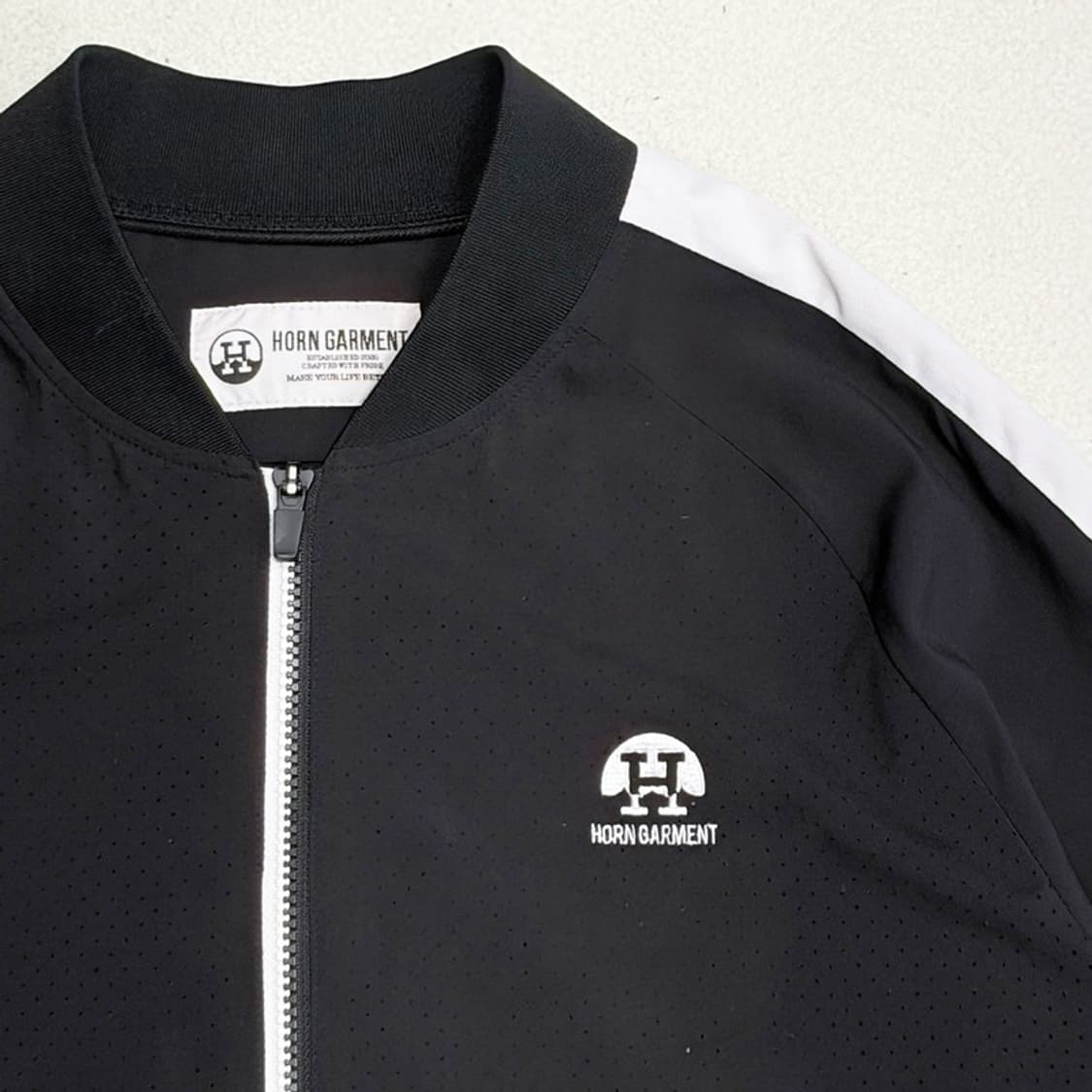 HORN GARMENT 블랙 솔리드 경량 펀칭 윈드브레이커 L 상품이미지4
