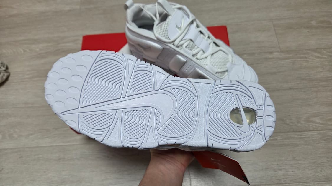 [새상품/나코탭]나이키 에어 모어 업템포 로우 '트리플 화이트 260 상품이미지3