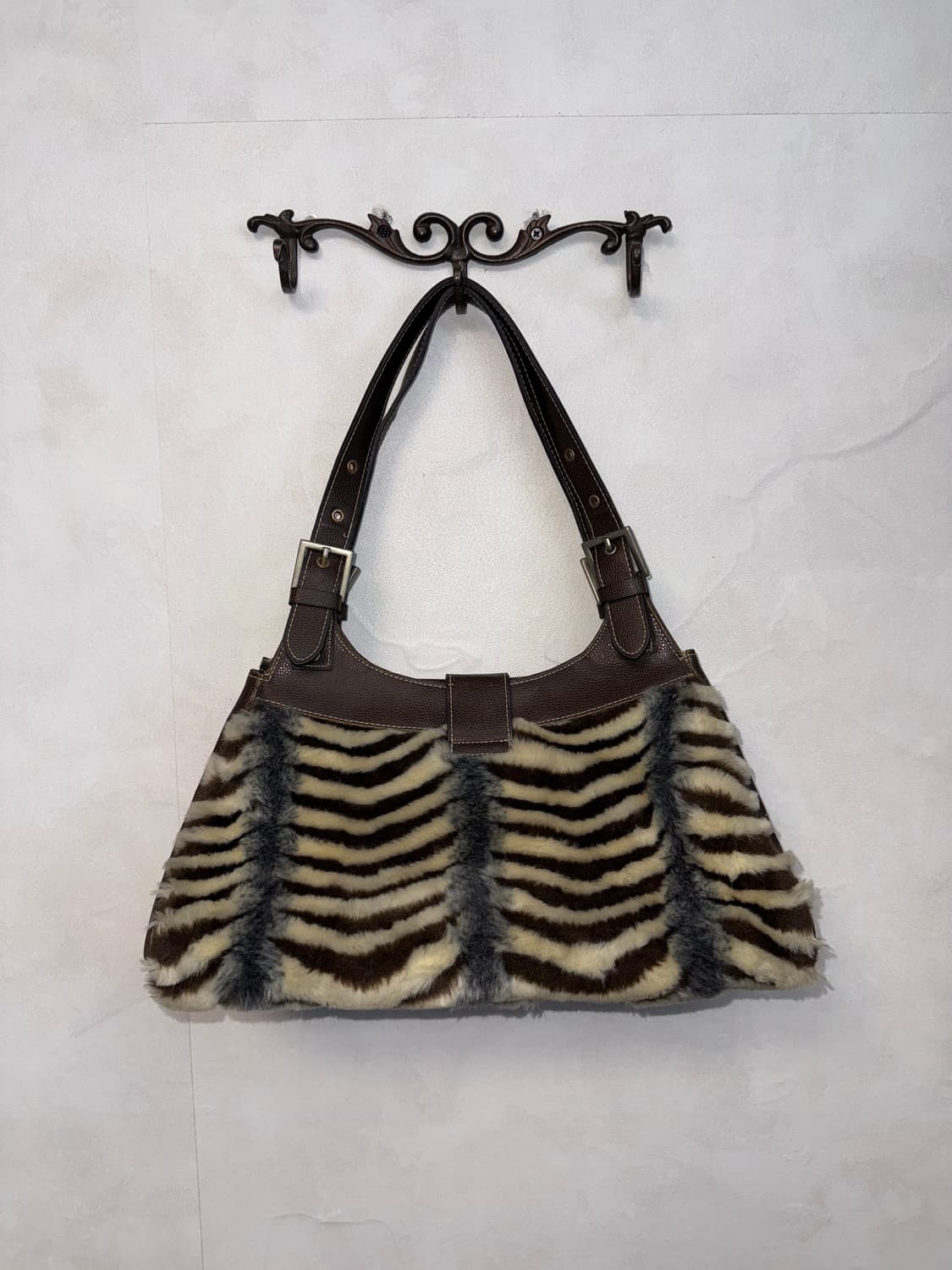 Brown y2k fur buckle shoulder bag 상품이미지4