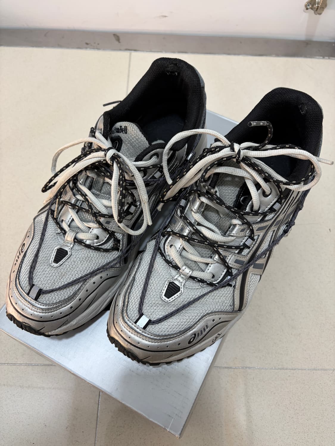 아식스 젤-1090 앤더슨 벨 메탈릭 실버 290 상품이미지2