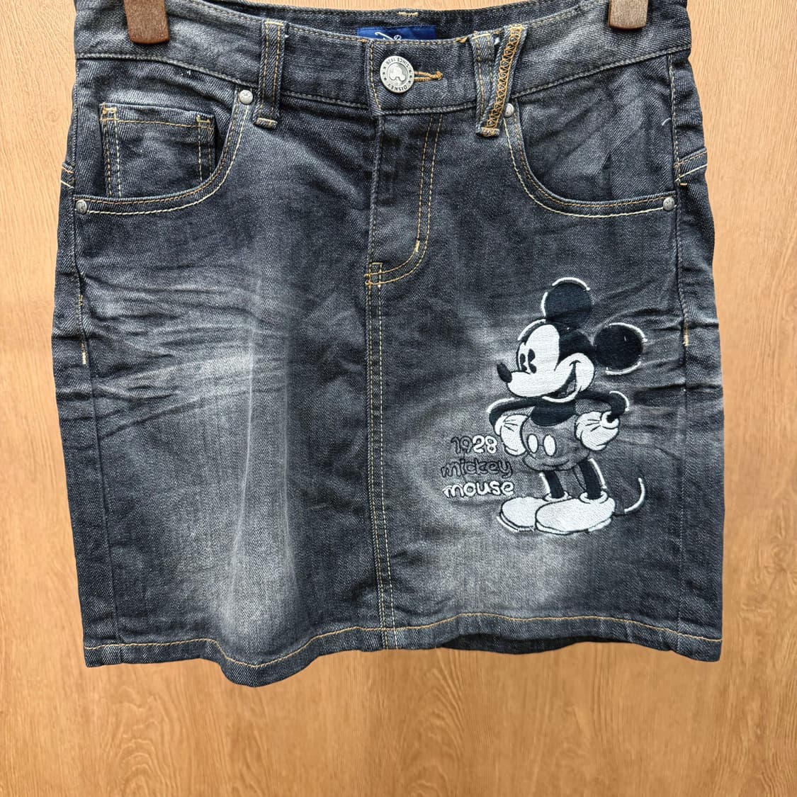 디즈니 데님 미니 스커트 미키 프린팅 백 슬릿 디테일 H라인 흑청 상품이미지5