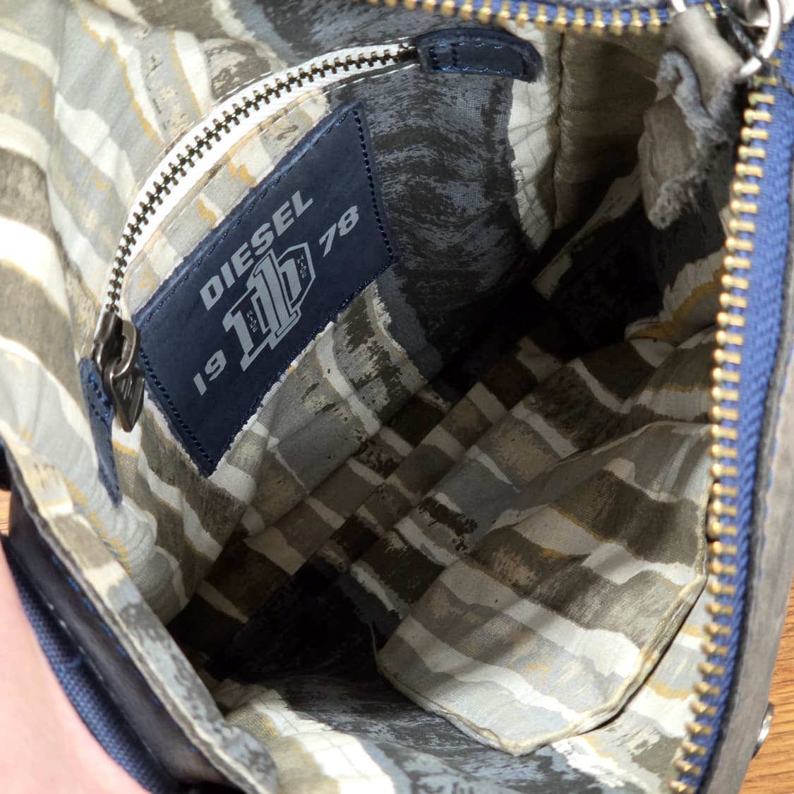 디젤 키링 포인트 그레이 블루 미니 크로스백 상품이미지8