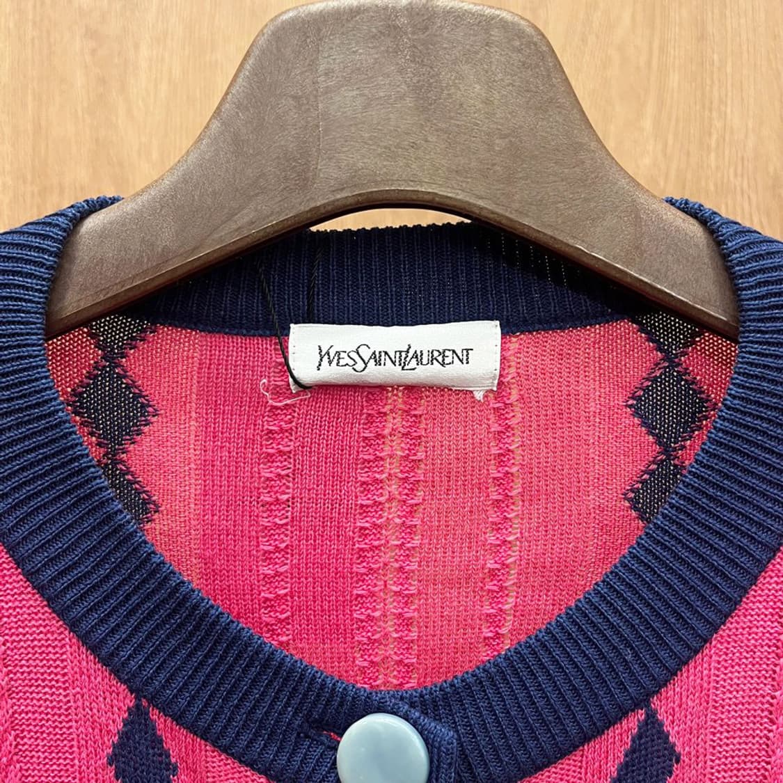 입생로랑 니트 가디건 배색 밑단 커프 아가일 패턴 디테일 핑크 네이비 상품이미지6