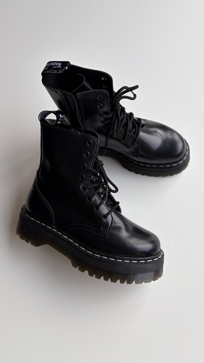 닥터마틴 제이든 화이트 스티치 8홀 부츠 상품이미지1