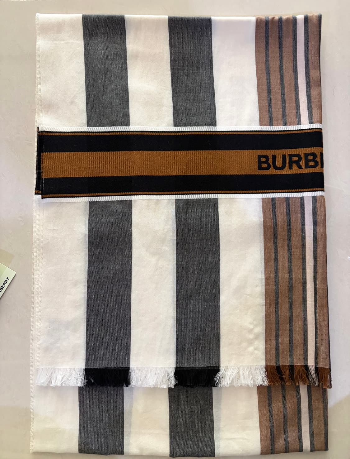 Burberry Scarf  'Love is eternal' 상품이미지2