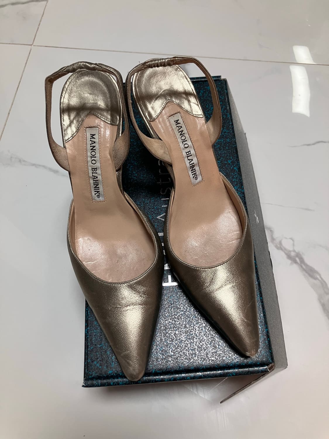 마놀로 블라닉 슬링백 금색 힐 포인티드토 상품이미지2