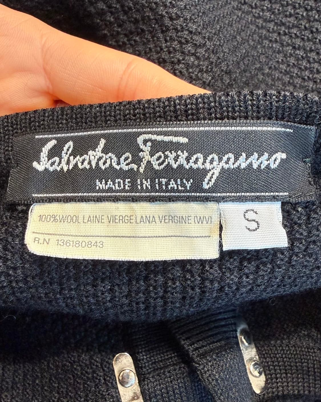 페라가모 블랙 간치니 버튼 가디건  상품이미지8