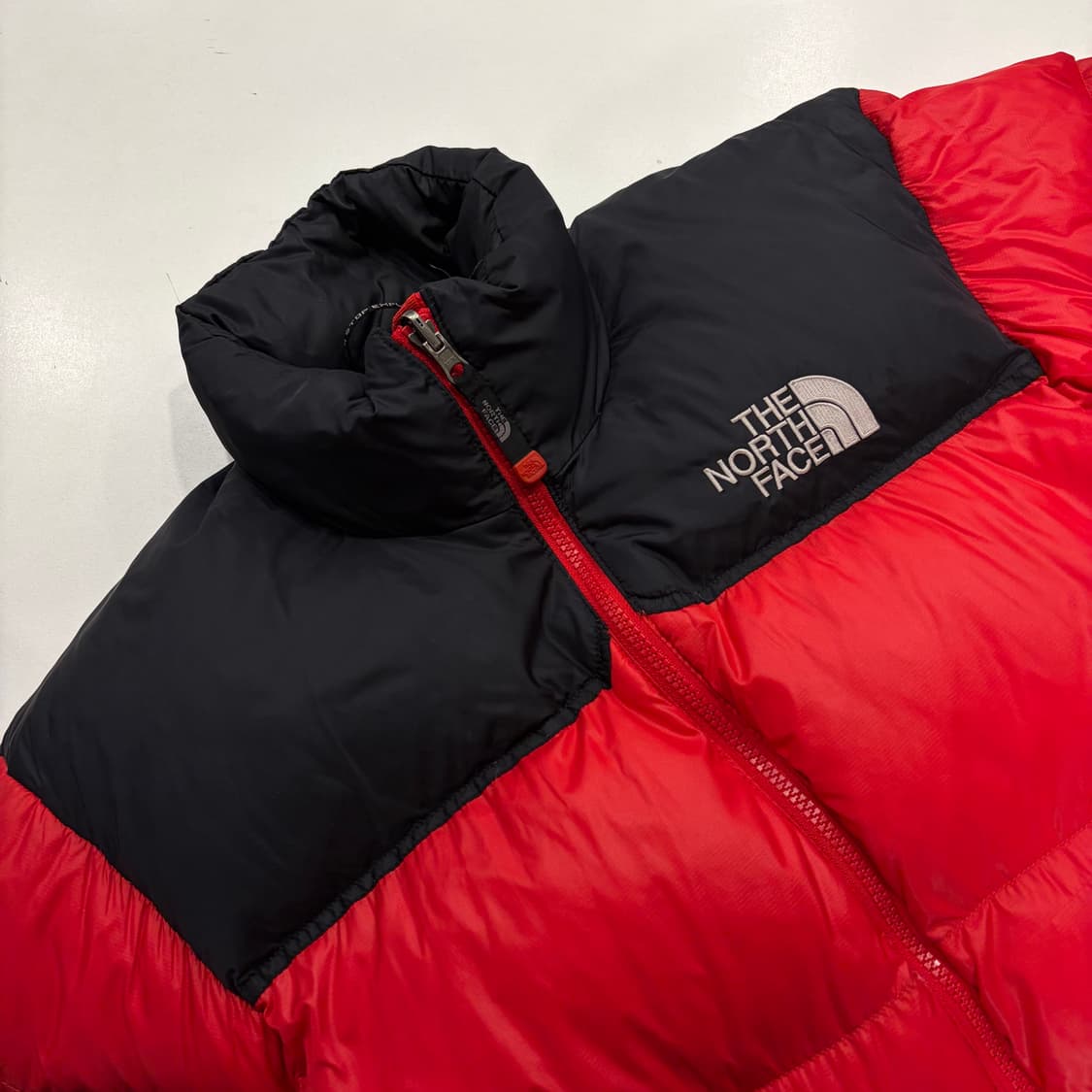 [90] 노스페이스 700 다운 눕시 패딩 레드/블랙 B596 상품이미지3