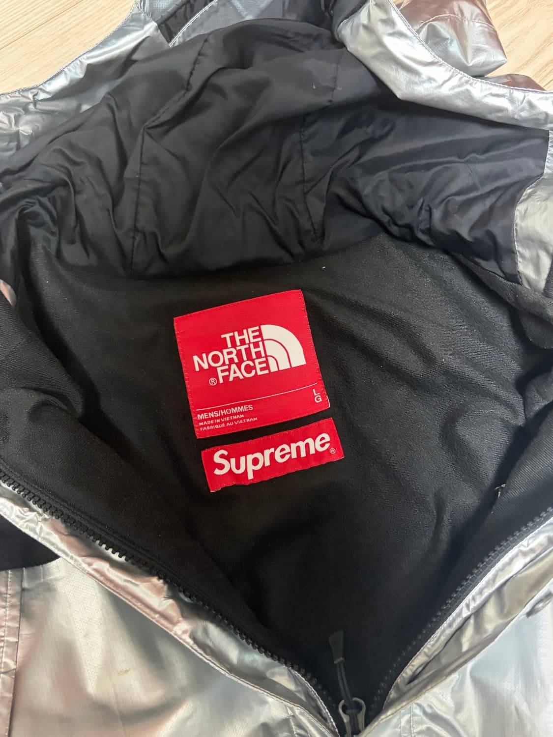 슈프림 x 노스페이스 메탈릭 마운틴 파카 실버 상품이미지3