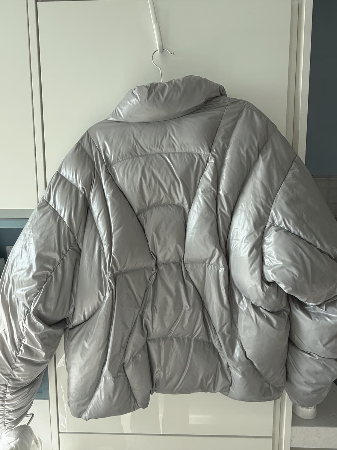 인사일런스 웨이브라인 다운 자켓 패딩 LIGHT GREY 상품이미지3