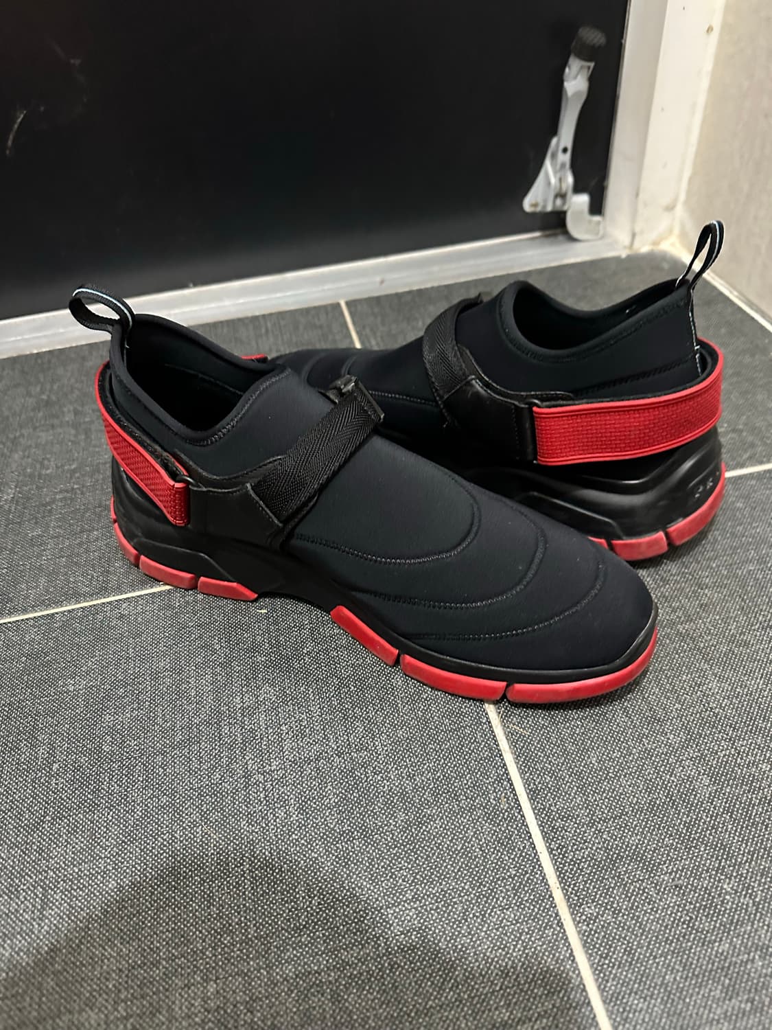 프라다 네오프렌 버클 로우탑 스니커즈 블랙 275 상품이미지4