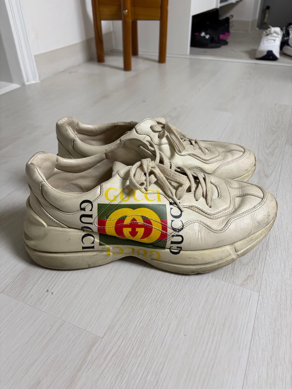 구찌 롸이톤 43 사이즈 팝니다 상품이미지1