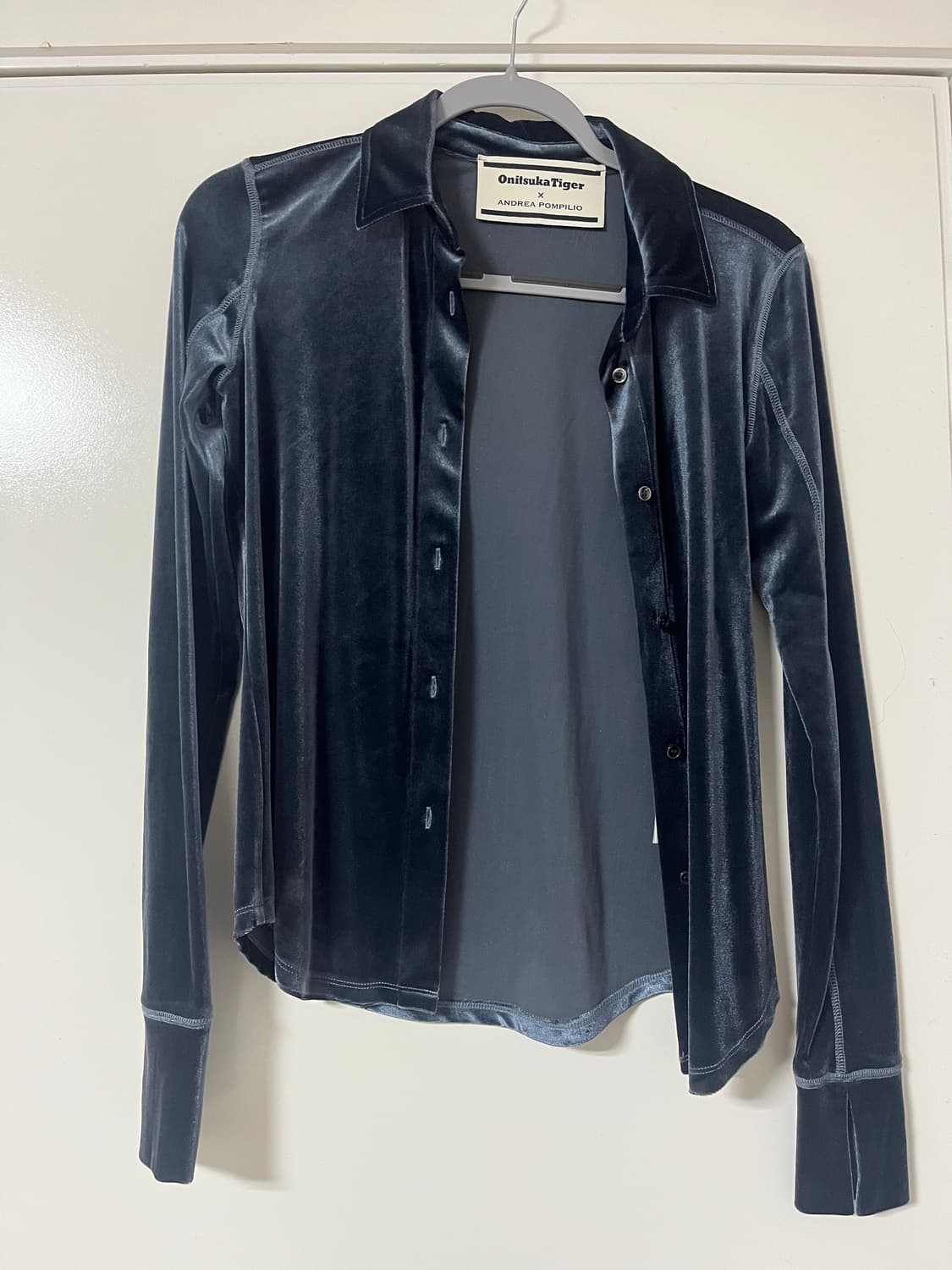 오니츠카 타이거x안드레아 벨벳 셔츠 스몰 상품이미지1