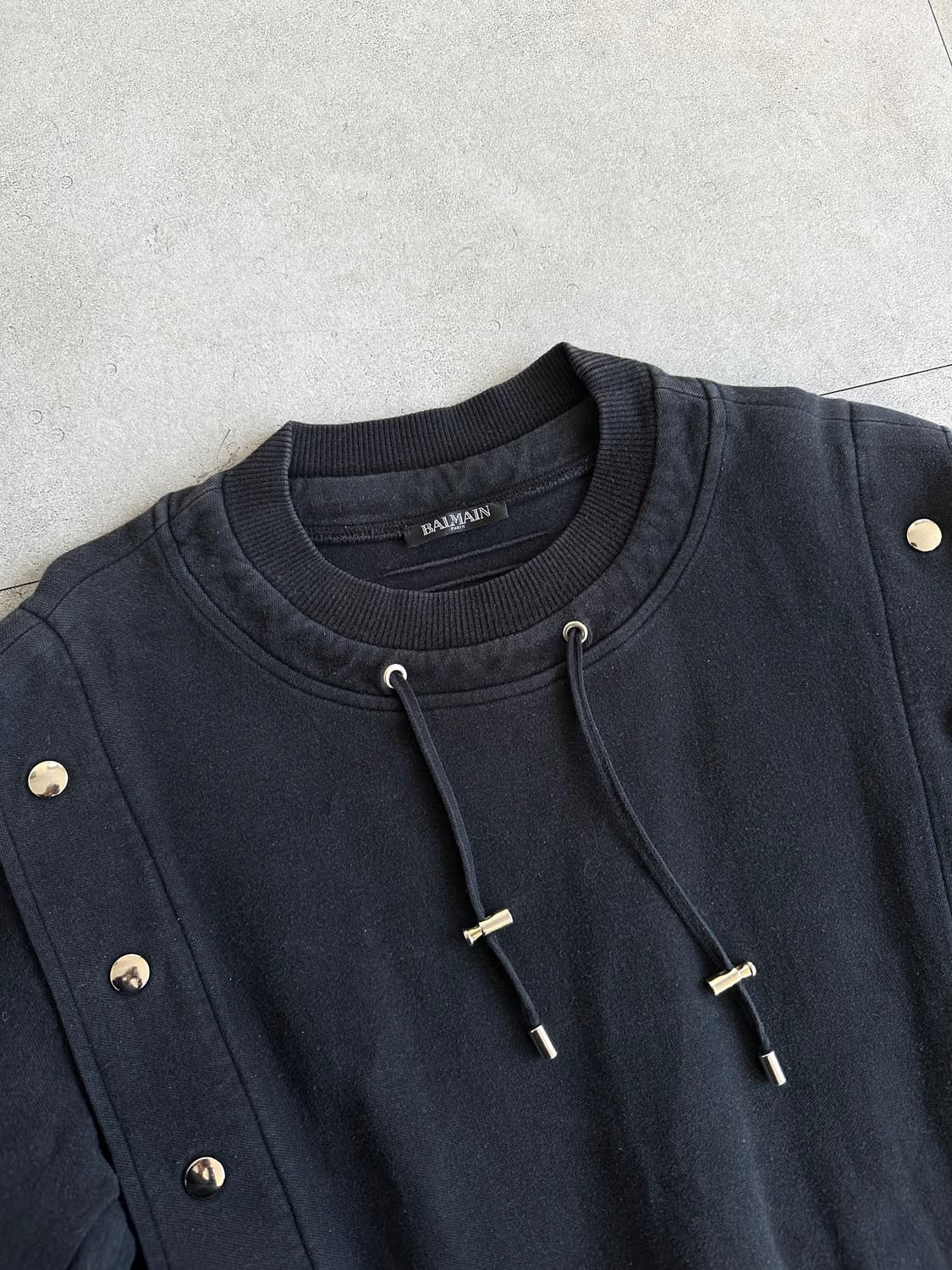 발망 아머 스터드 맨투맨 블랙 상품이미지4