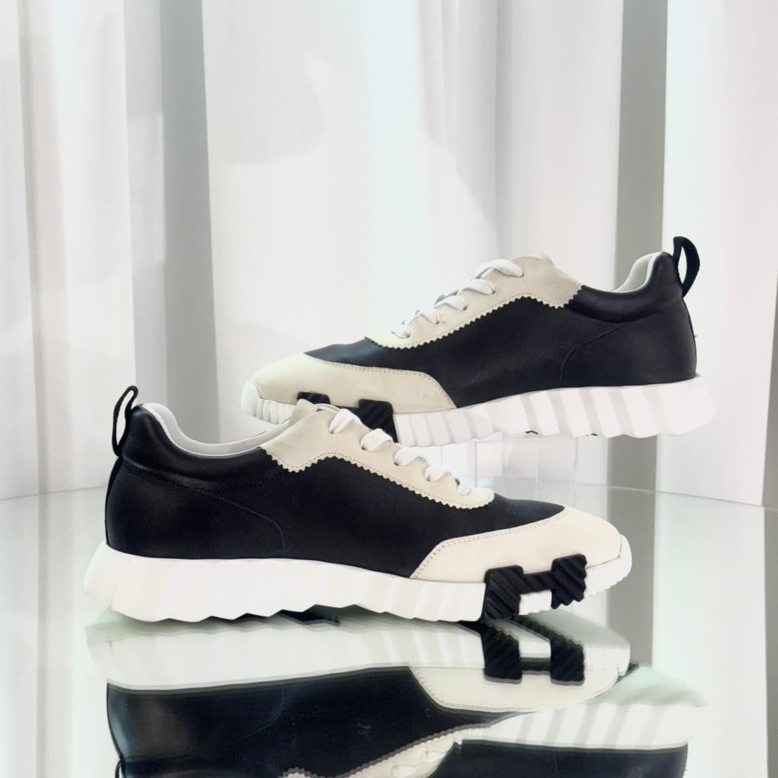 [정품] 에르메스 바운싱 스니커즈 카프스킨 스웨이드 블랙 화이트 42 상품이미지5