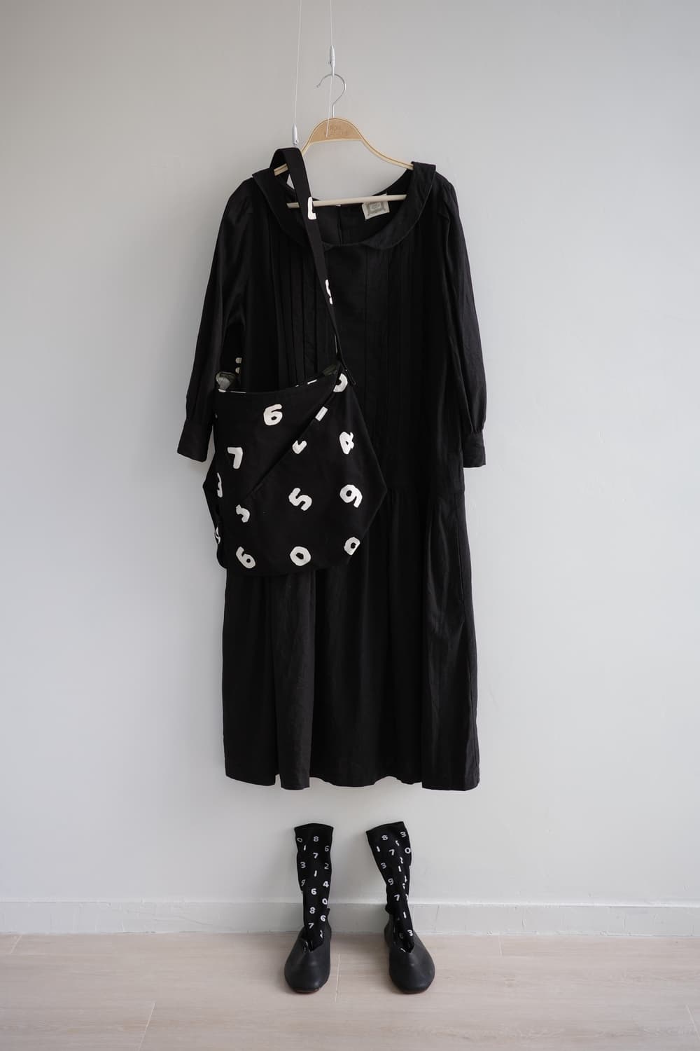 le ciel 
• 블랙 린넨 둥근카라 핀턱 주름 롱 원피스 상품이미지3