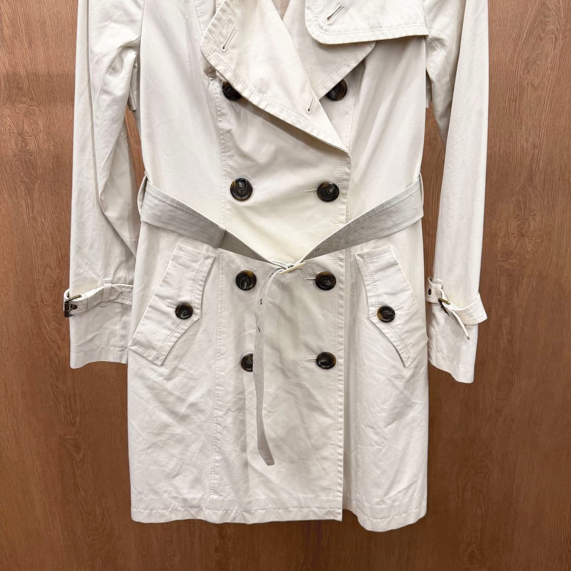 버버리 블루라벨 트렌치 코트 더블 브레스티드 벨트 스트랩 디테일 아이보리 상품이미지5