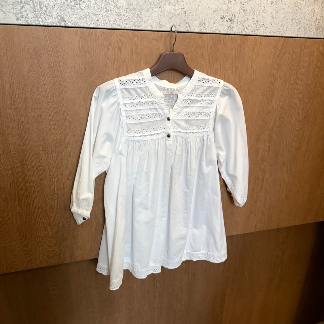 빈티지 슬릿넥 블라우스 아일렛 레이스 7부 소매 디테일 루즈핏 아이보리 상품이미지1