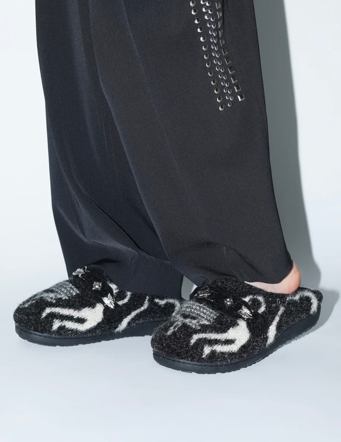 [0,1,2,3]토가풀라 x 스부 25fw 니트 슬립온/블랙 상품이미지2