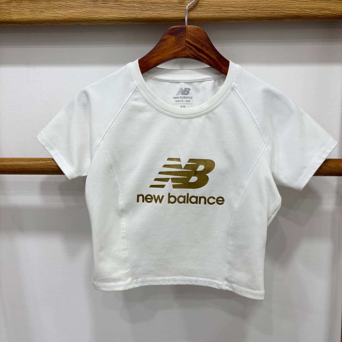 New Balance 크롭 반팔티 상품이미지1