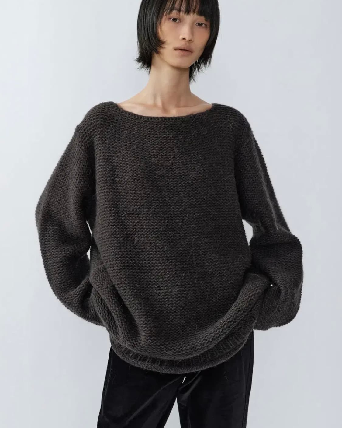 이어닝 프론트백 루즈 넥 니트 차콜 상품이미지1