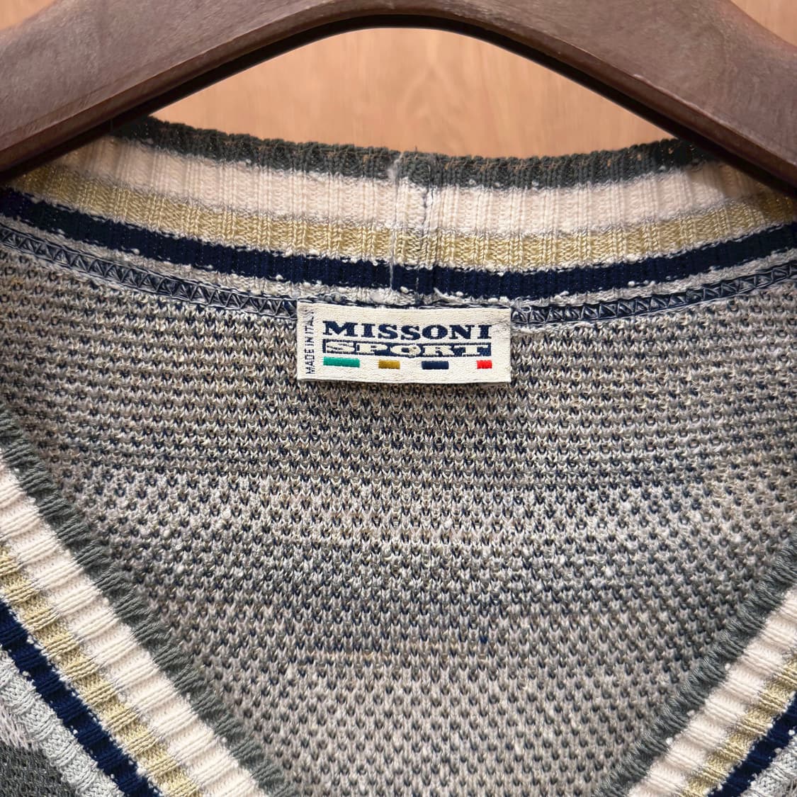 미쏘니 스포츠 브이넥 니트 베스트 버튼 자카드 믹스 패턴 디테일 그레이 상품이미지6