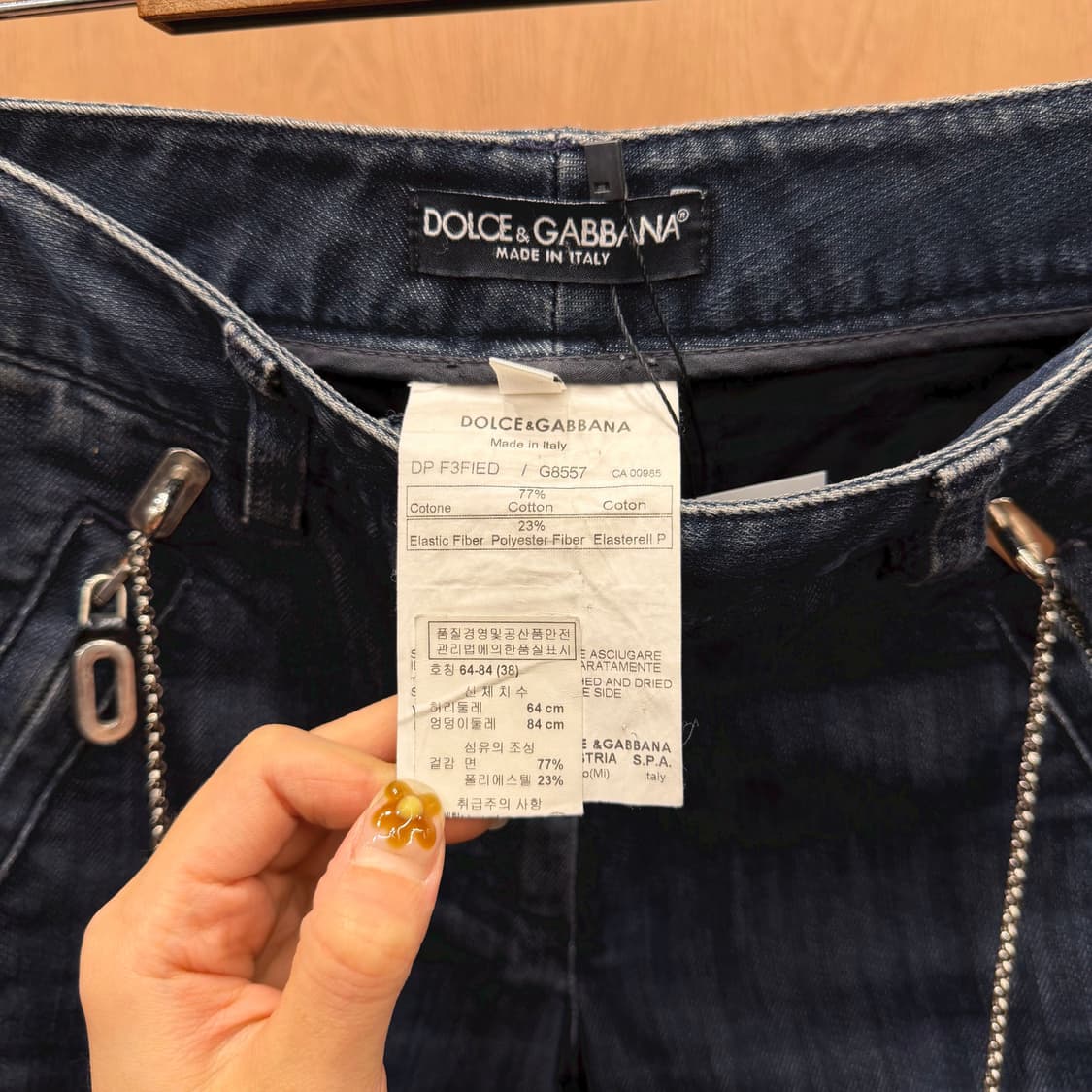 돌체앤가바나 워싱 데님 팬츠 슬림핏 지퍼 포켓 사이드 체인 디테일 흑청 상품이미지8