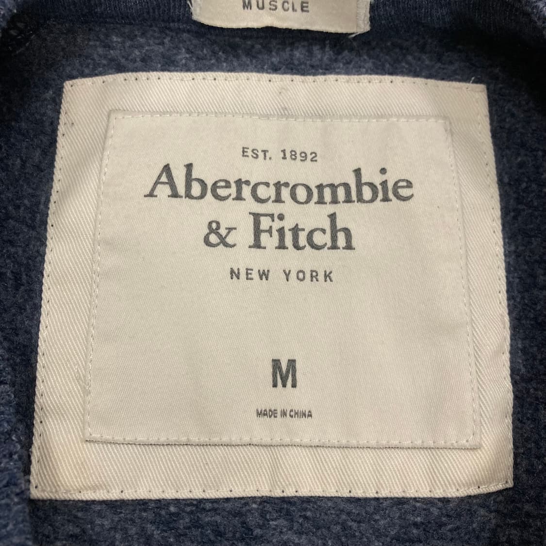 아베크롬비 네이비 컬러 빅로고 롱슬리브 상품이미지3