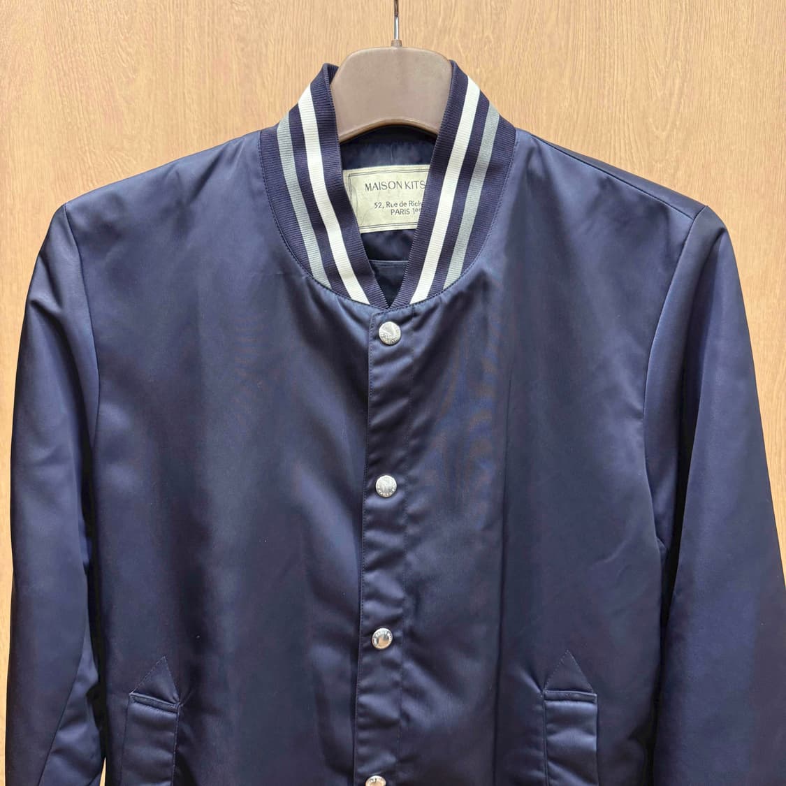 메종키츠네 바시티 스타디움 자켓 백로고 자수 디테일 네이비 상품이미지4