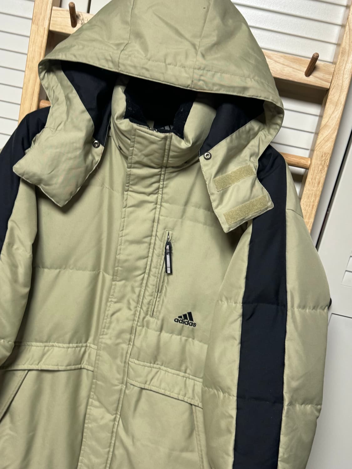 아디다스 사이드라인 카키 푸퍼 패딩 투웨이 자켓 상품이미지3