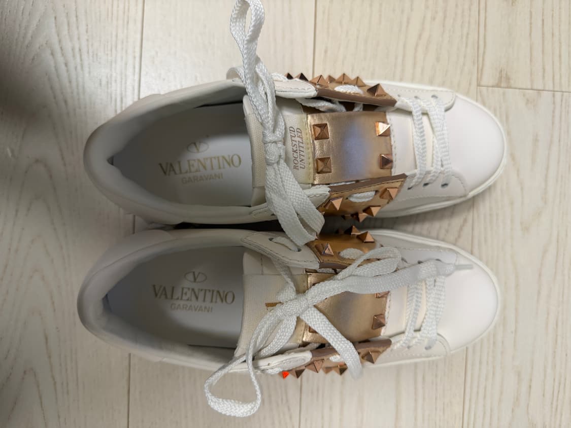 발렌티노 락스터드 화이트 스니커즈 신품급 중고 36  상품이미지4