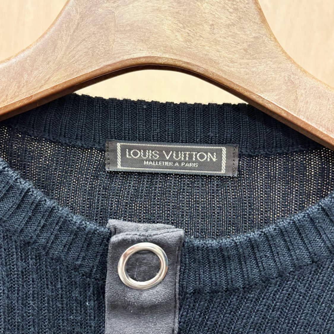 루이비통 긴팔 니트 숄더 레더 패치 소매 로고 자수 메탈 디테일 블랙 상품이미지8