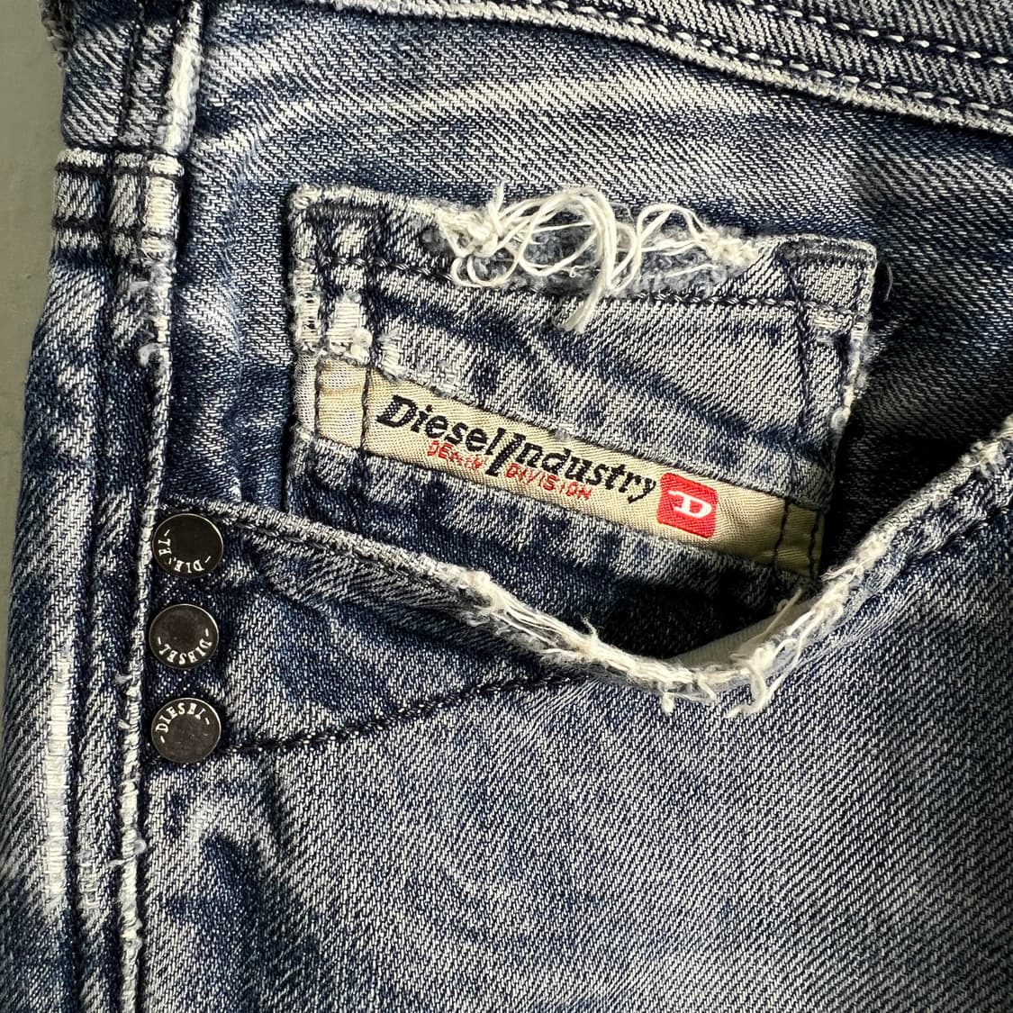 Diesel 디젤 MENNIT 워시드 디스트로이드 데님 팬츠 30 상품이미지3