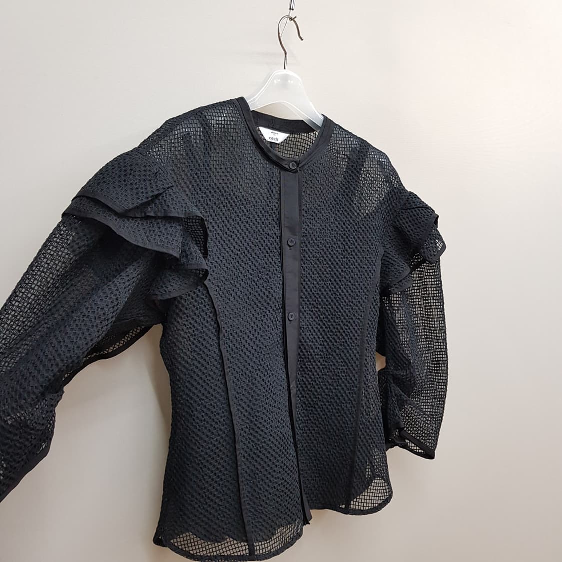 OBZEE 오브제 2022 메쉬소재  러플 블라우스 82-94-160 상품이미지3