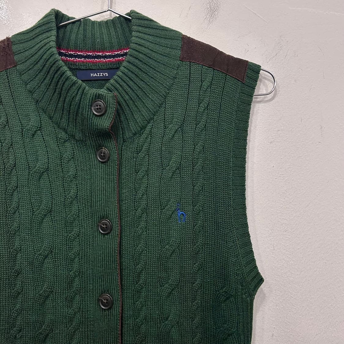 헤지스 스몰로고 울 꽈베기 니트 베스트 상품이미지1