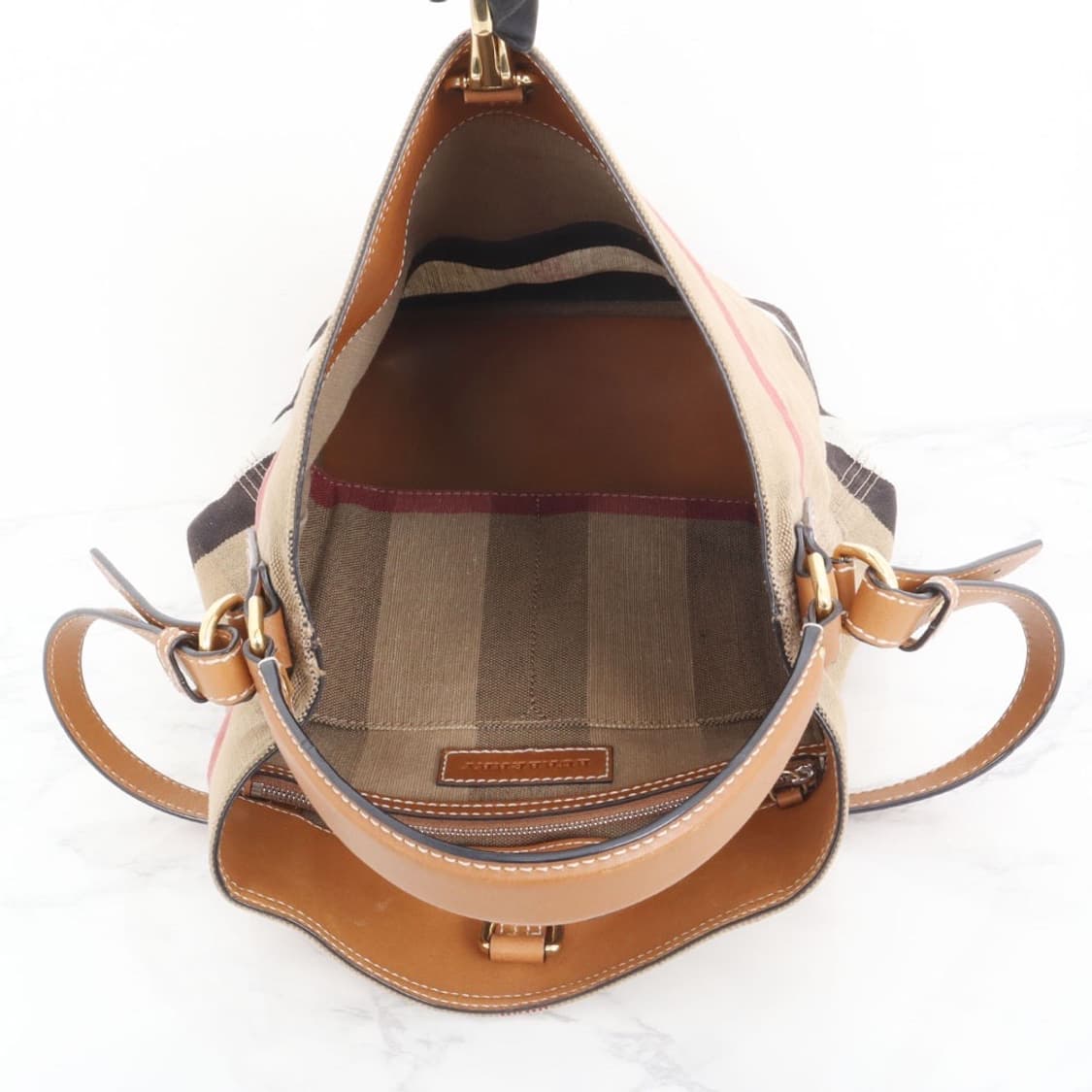 [BURBERRY] 버버리 자이언트 체크 레더 버킷백 상품이미지5