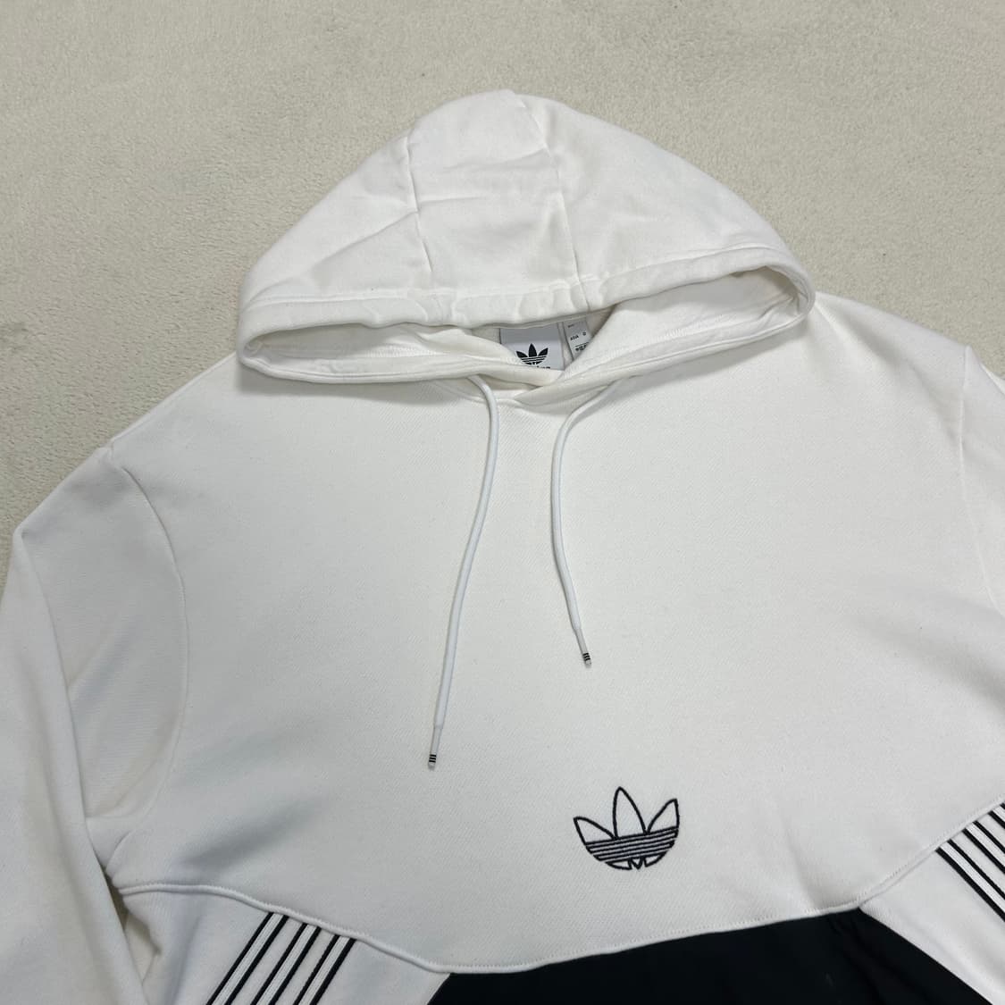 Adidas Black & White Center Logo Hoodie 상품이미지5