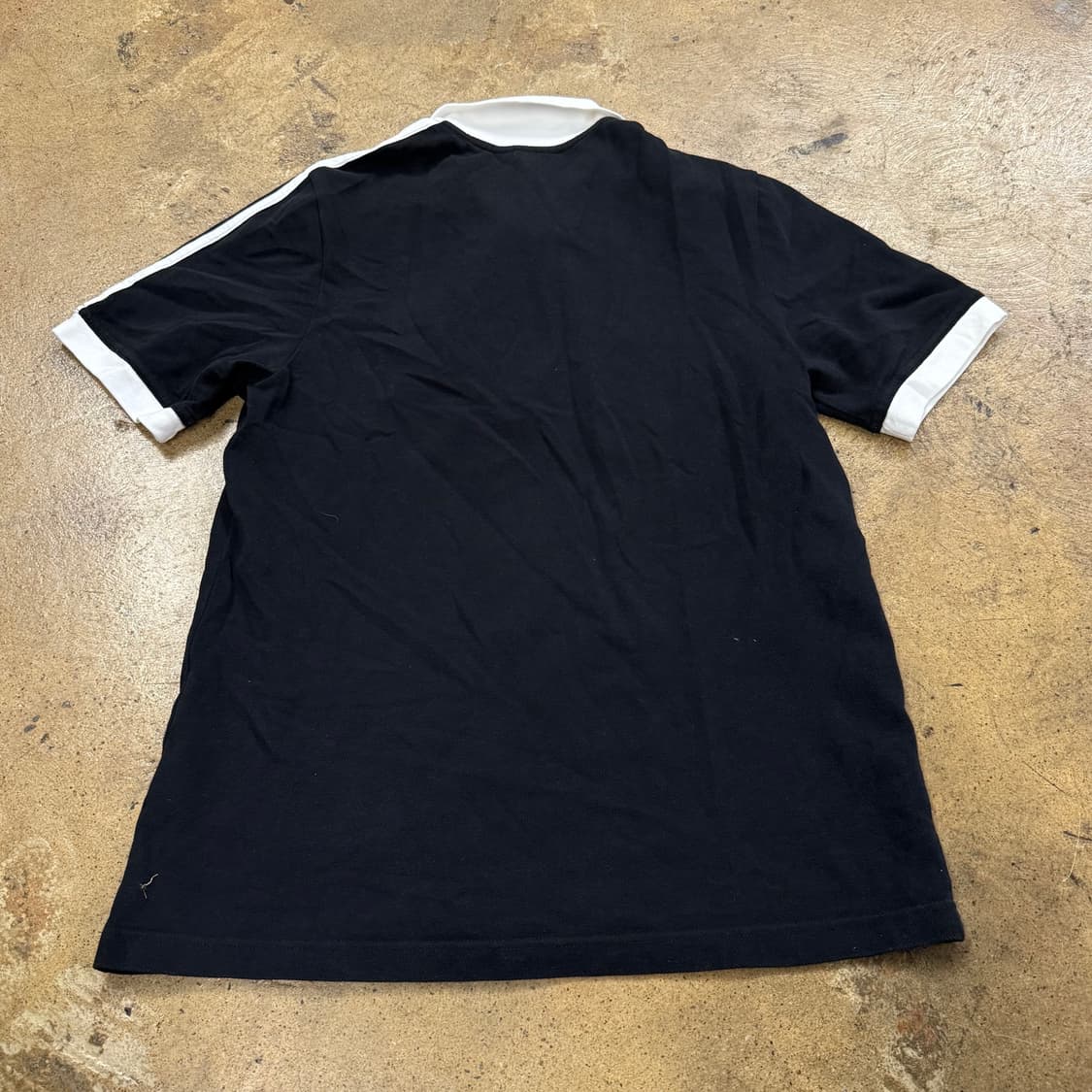 아디다스 블랙 회이트 카라 반팔 티 상품이미지3