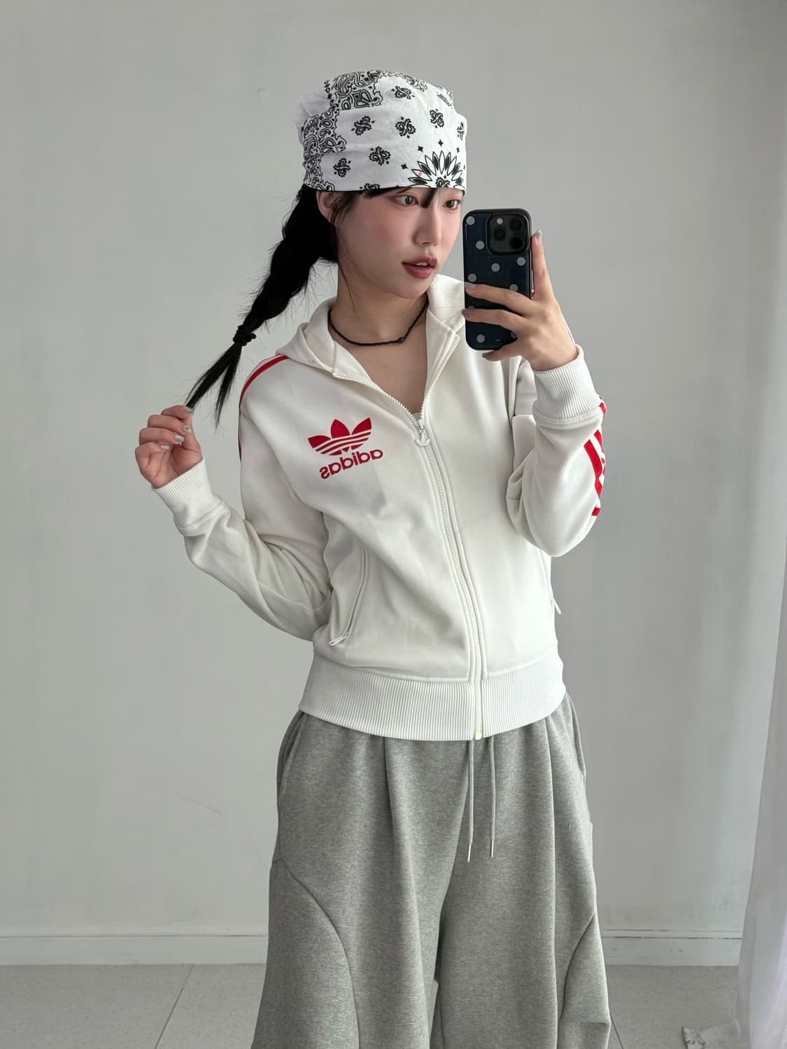 아디다스 화이트 레드 후드져지 상품이미지1