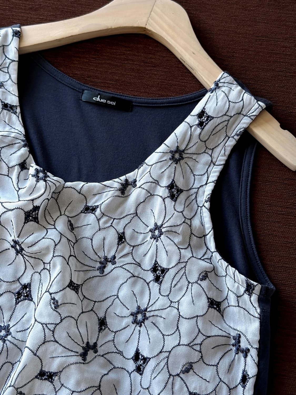 Fake layered sleeveless top 상품이미지1