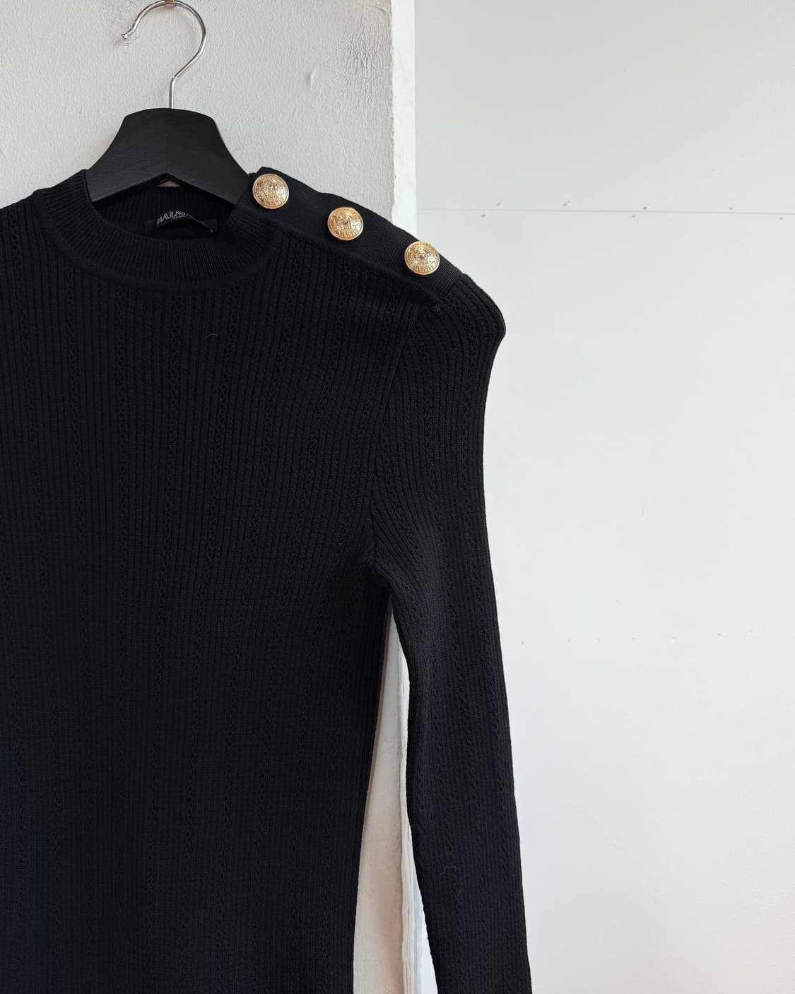 발망 블랙 금장 버튼 울 니트 상품이미지5