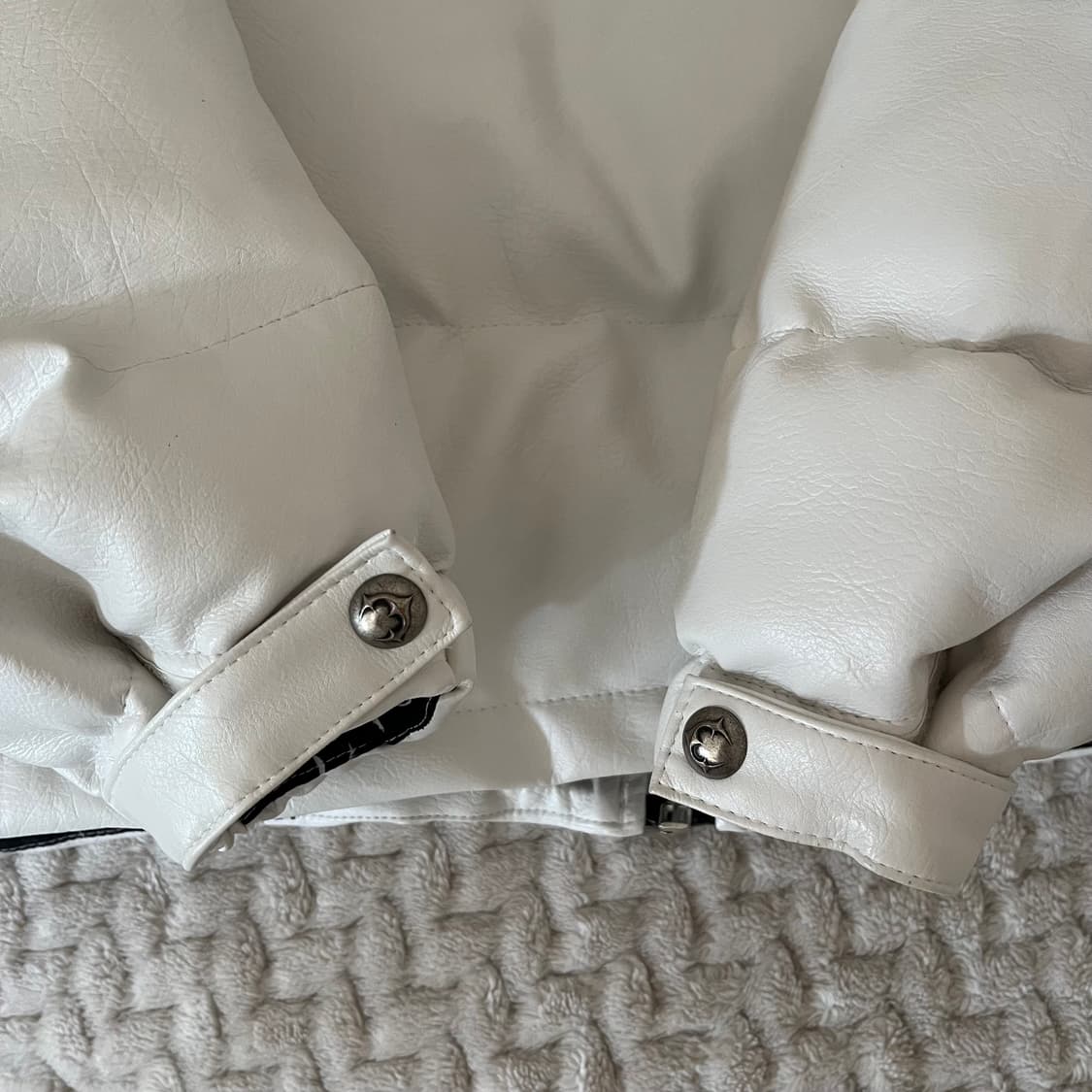 초판 [1] 떠그클럽 패딩 레더 퍼퍼 자켓 화이트 상품이미지7