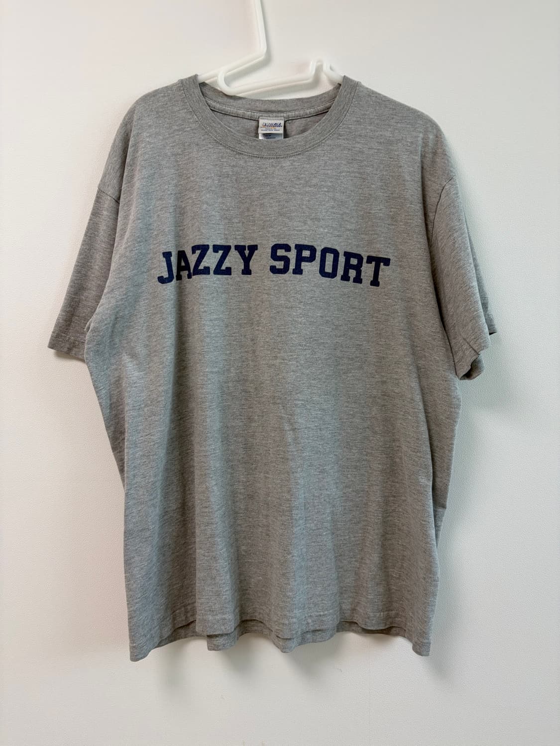 재지 스포츠(Jazzy Sport) 로고 그래픽 티셔츠 상품이미지1