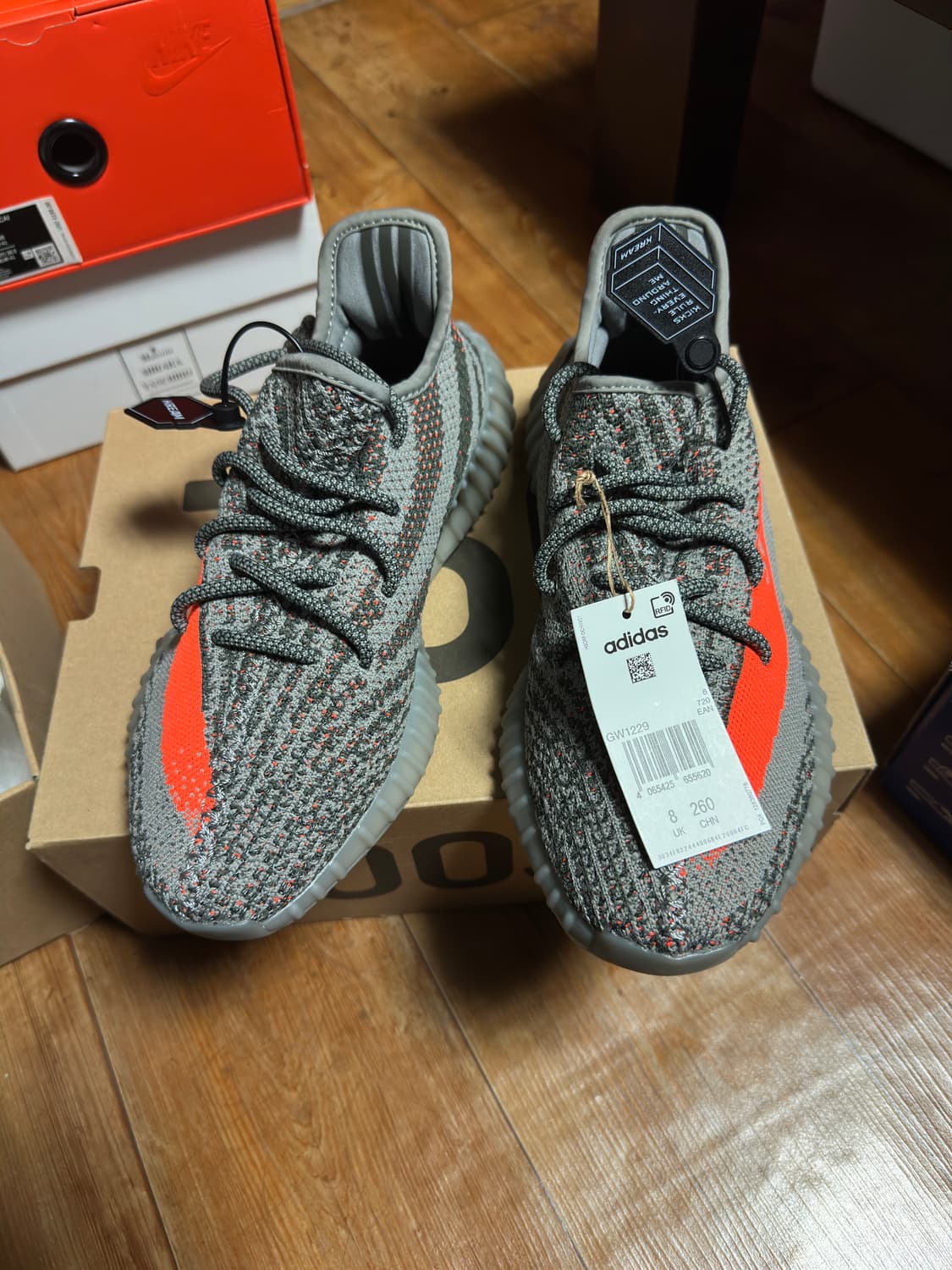 이지부스트 350 V2 벨루가 상품이미지2